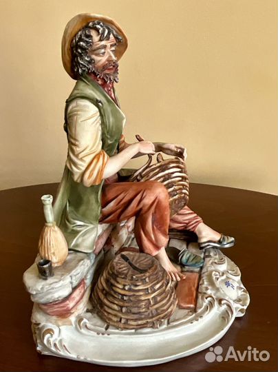 Мужчина, плетущий корзину. Capodimonte