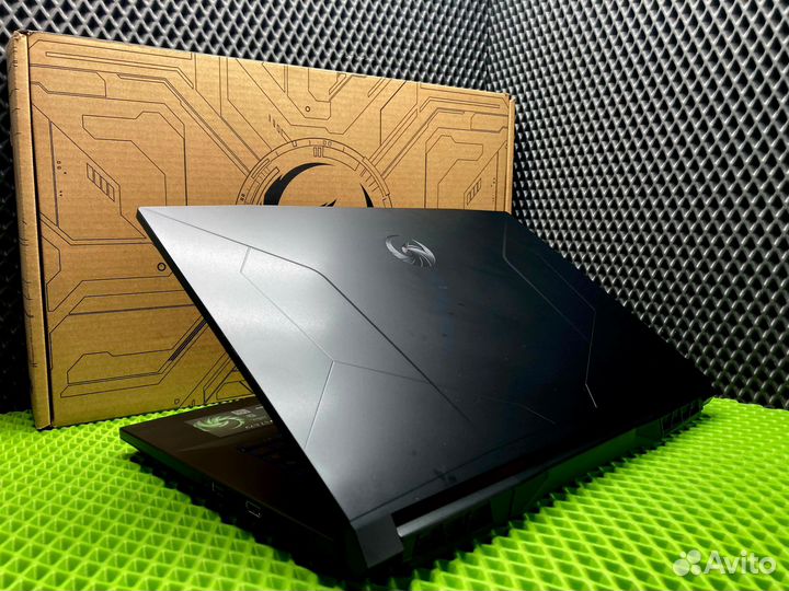 Мощный,на гарантии с наушниками м мышкой ноутбук