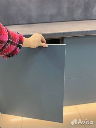 Кухня в потолок сине-серая