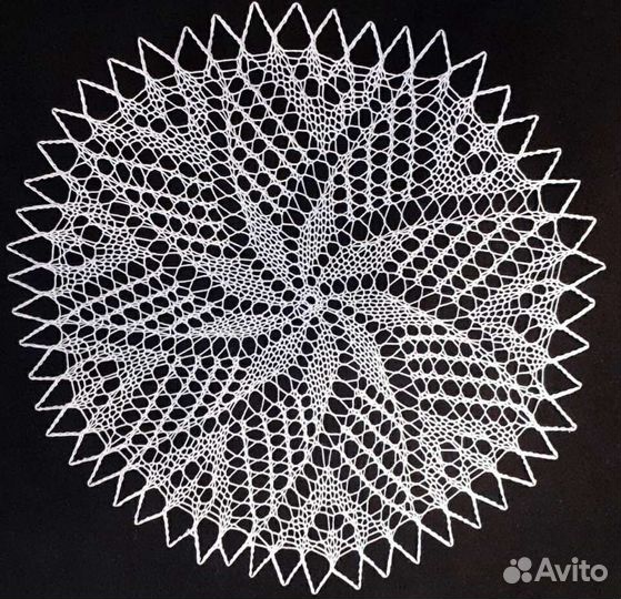 Вязаная ажурная салфетка