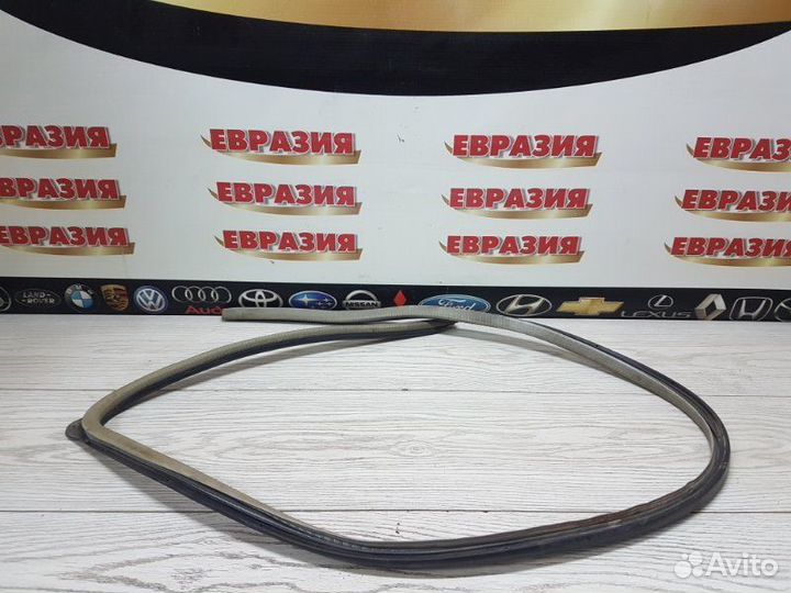 Уплотнитель дверного проема передний правый Toyota