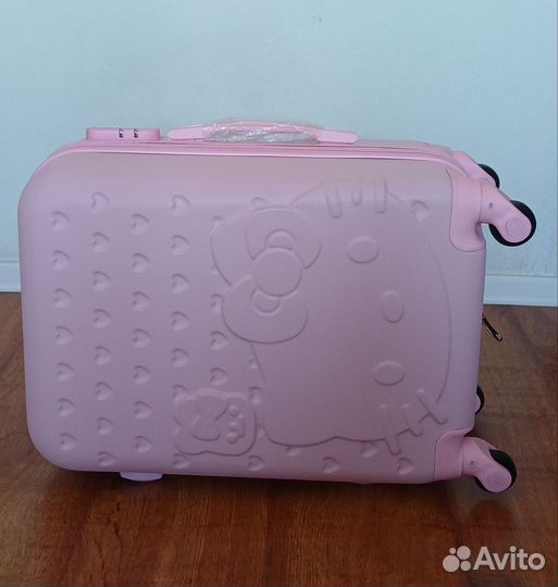 Чемодан розовый