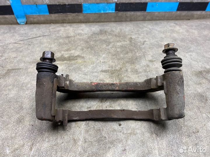 Скоба суппорта передняя Dodge Caliber USA 2.0 AT