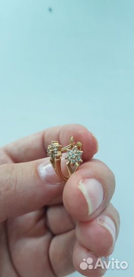 Продам золотые серьги с фианитами