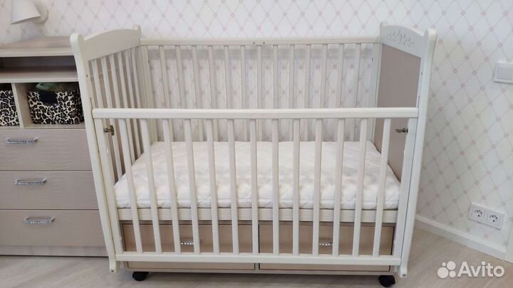 Детская кроватка с маятником