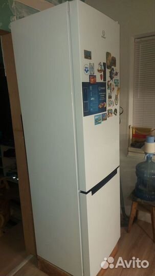 Холодильник б/у Indesit DF 5200 W