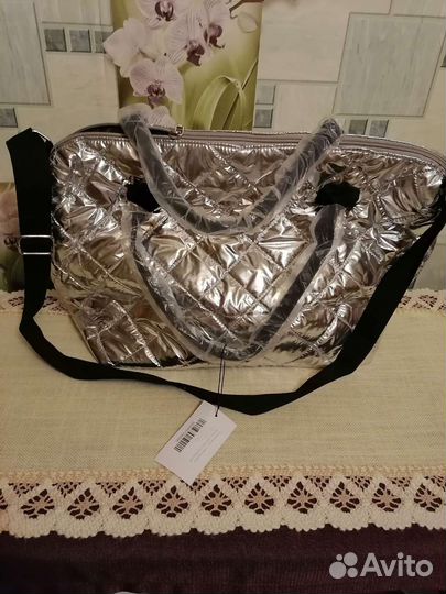 Серебристая спортивная сумка