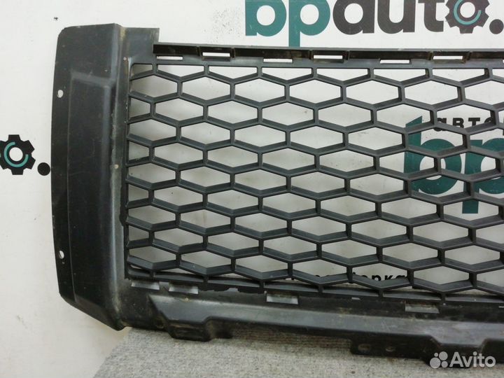 Решетка переднего бампера центральная