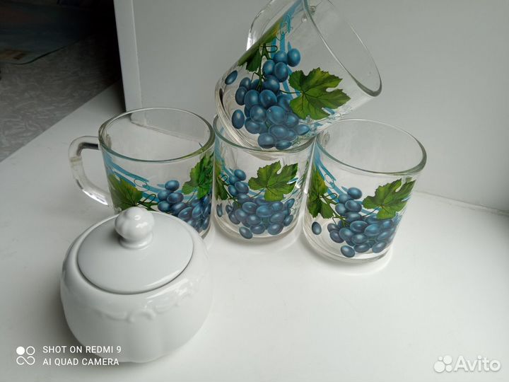 Стеклянные бокалы и стаканы, горшочек для мёда