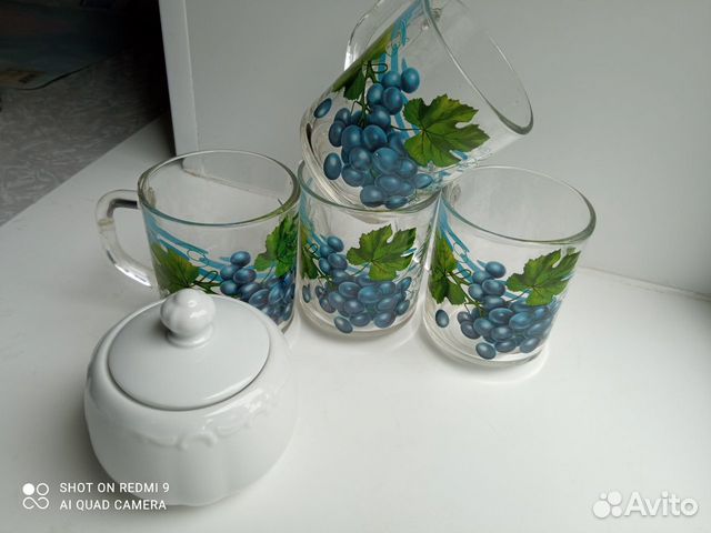 Стеклянные бокалы и стаканы, горшочек для мёда