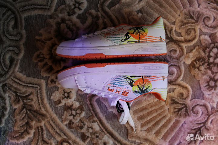 Продаются новые женские кроссовки