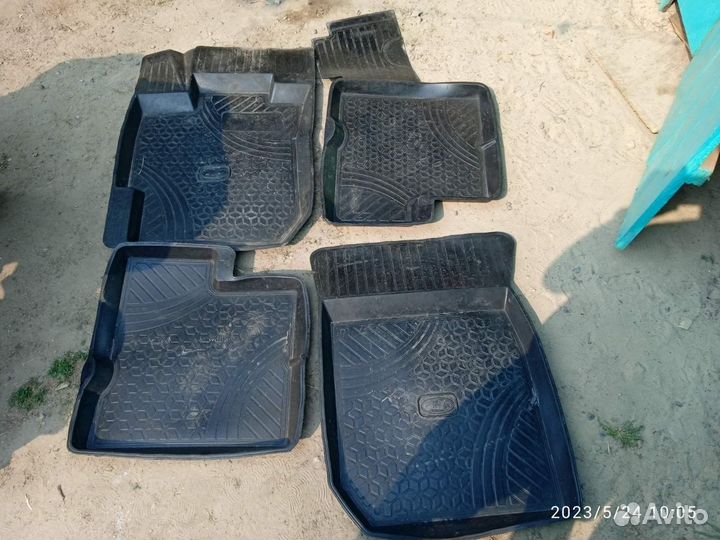 Резиновые коврики в машину