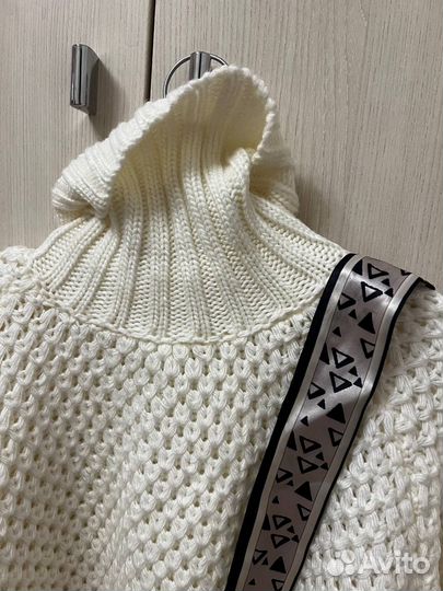 Свитер белый вязаный