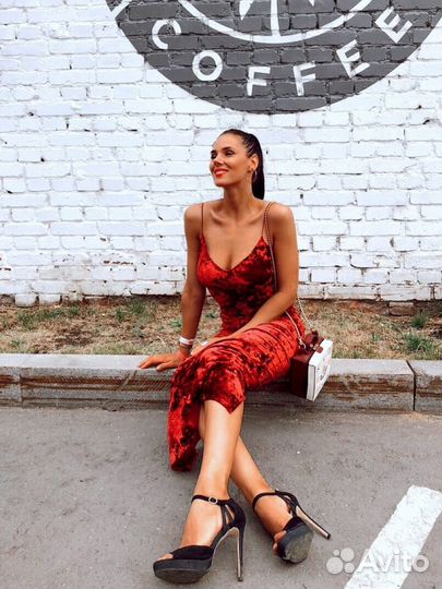 Красное бархатное платье