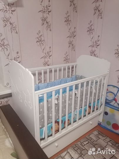 Детская кроватка с маятником и комодом