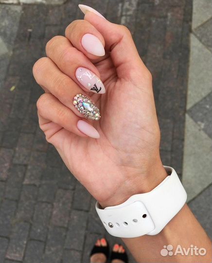 Маникюр, педикюр;стрижки