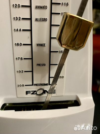 Метроном белый