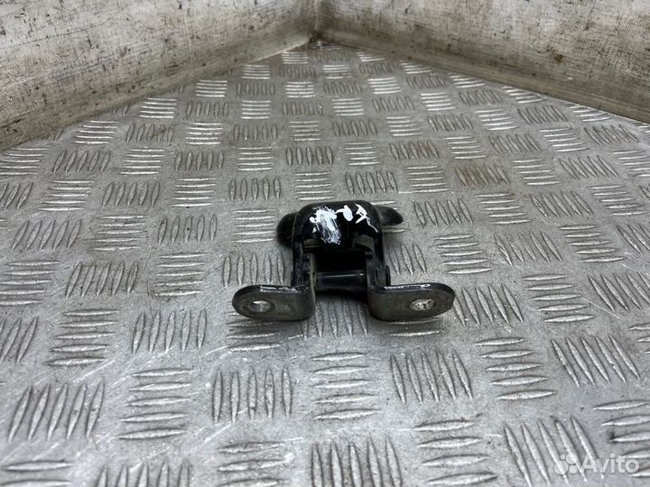 Петля двери нижняя передняя правая Toyota Camry