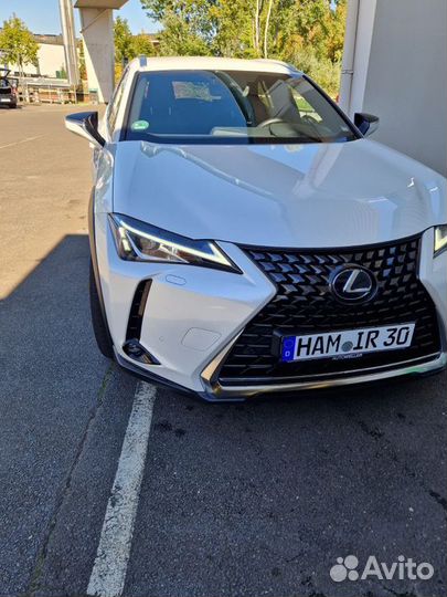 Разбирается Lexus UX