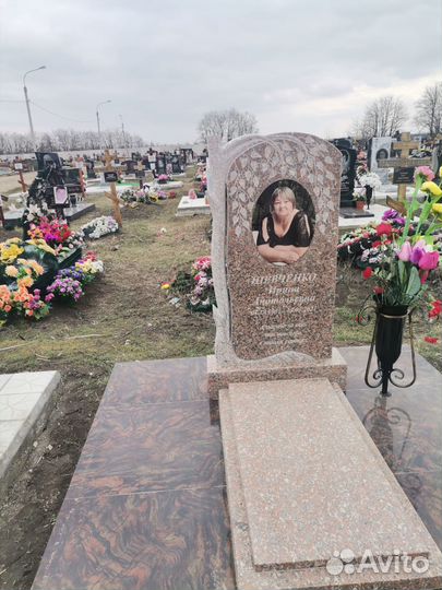 Памятники из гранита + ваза в подарок