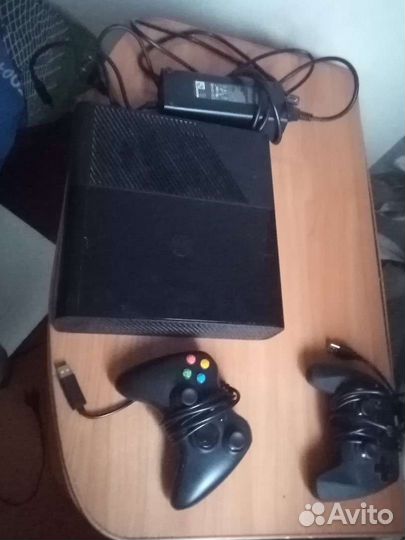 X box 360 на 500 гб, 2 джойстика и 11 дисков игр