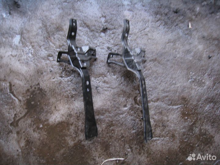 Toyota RAV 4 45 кузов стойка замка капота