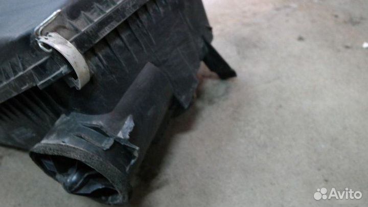 Корпус воздушного фильтра Toyota Land Cruiser 200