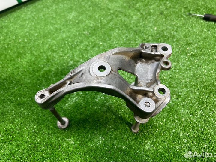 Кронштейн компрессора кондиционера Peugeot 308 1