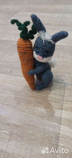 Игрушка вязаная Зайчик с морковкой