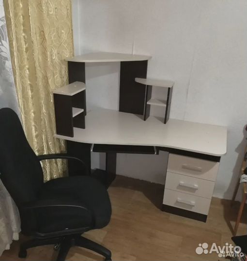 Угловой компьютерный стол