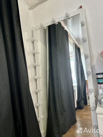 Большое зеркало с подсветкой