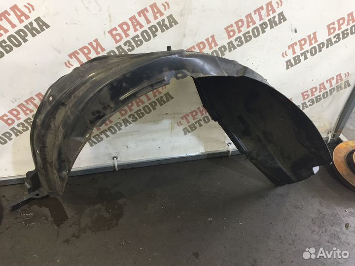 Тойота Ярис подкрылок передний правый Прав