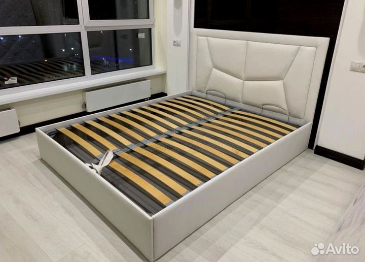 Кровать с мягким изголовьем