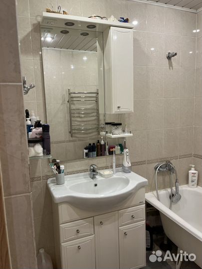 Тумба с зеркалом в ванную комнату