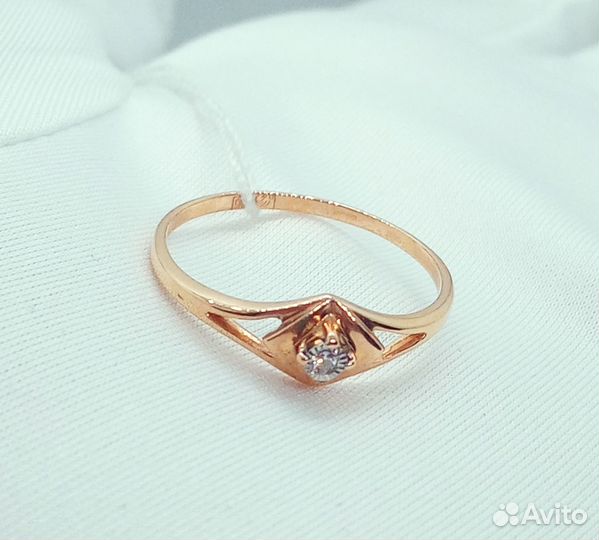 Золотое кольцо с бриллиантом 17,5р