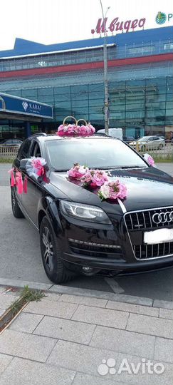 Яркие нежные пионы украшения свадебной машины