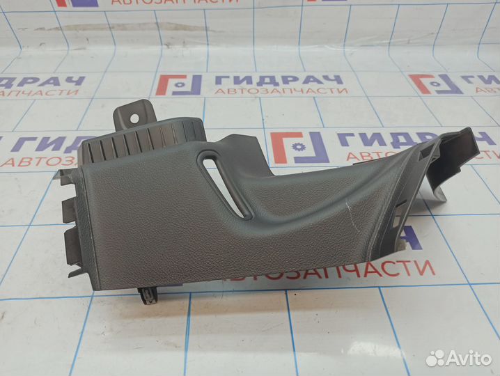 Обшивка стойки задней правой Ford Focus 3 1738882. Царапина