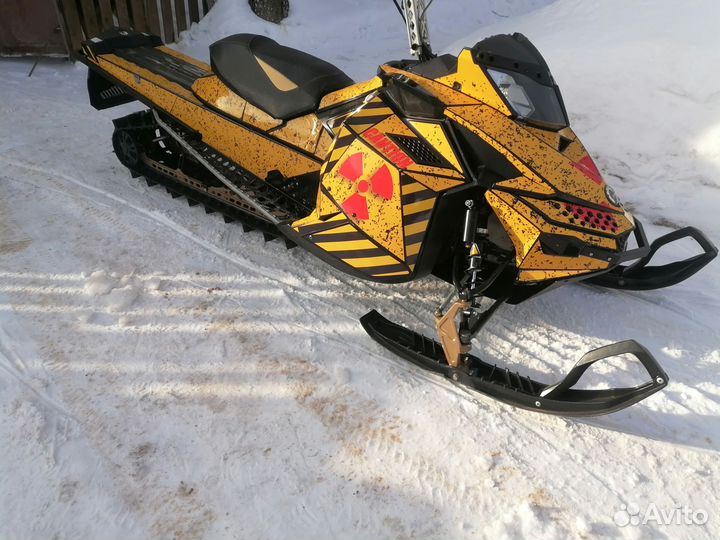 BRP Sammit X 154 800 E-TEC