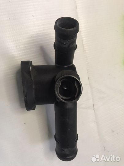 Фланц(тройник)системы охлаждения volkswagen golf 4