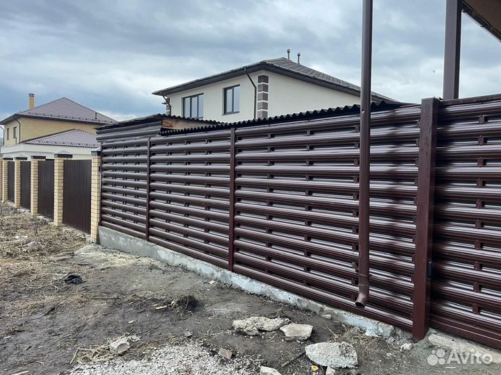 Установка монтаж забора из профнастила зимой