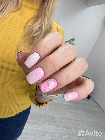 Модель на маникюр