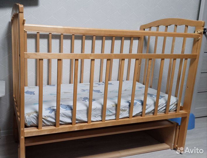 Детская кроватка с продольным маятником