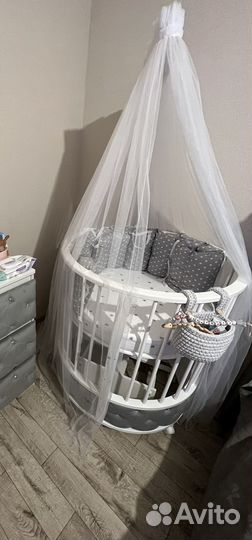 Детская кроватка с универсальным маятником