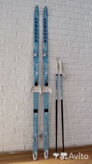 Лыжи с палками и ботинками для первоклассника