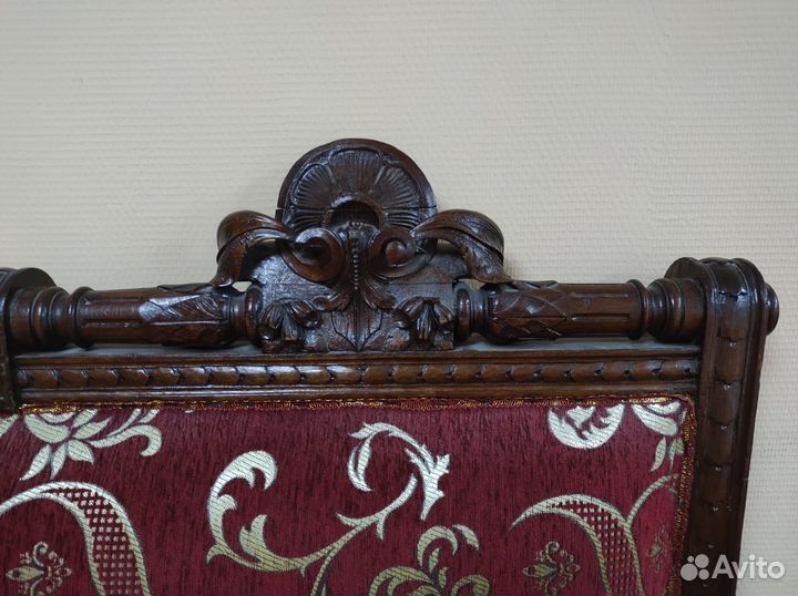 Старинный диван