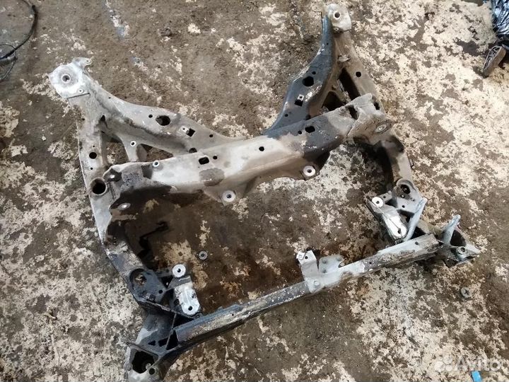 Балка подмоторная BMW 5 GT 2010 31116796692 Отличн