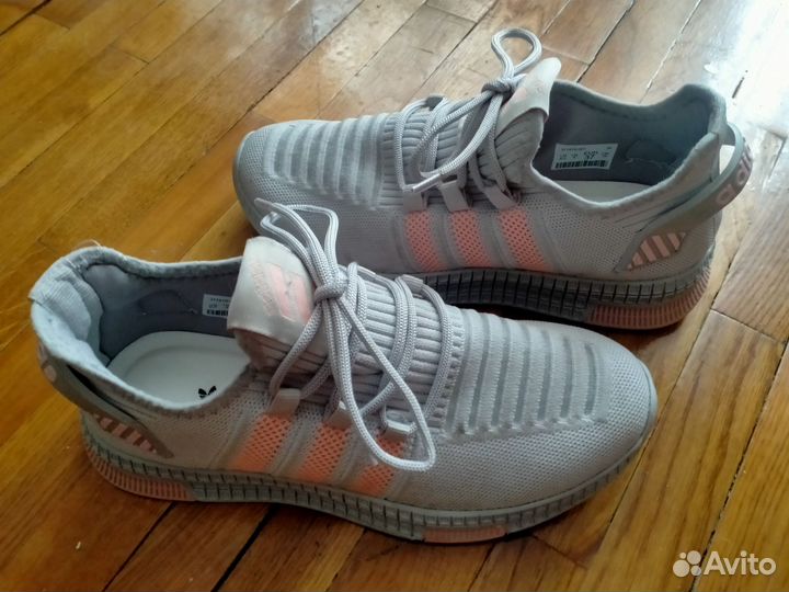 Кроссовки женские