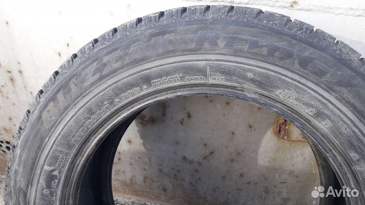 Bridgestone Blizzak Revo GZ 225/60 R17