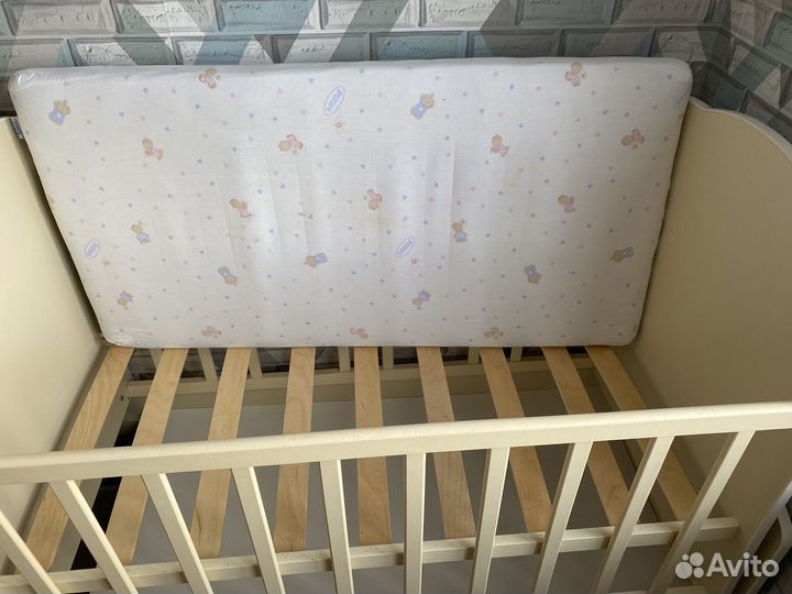 Детская кроватка с маятником и ящиком