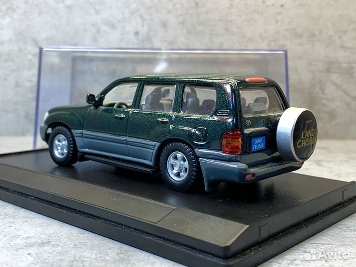 Коллекционная модель Toyota Land Cruiser 1:43